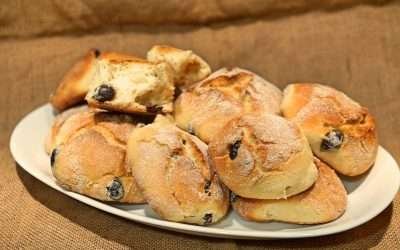 Pucce salentine con olive un pane snack molto sfizioso