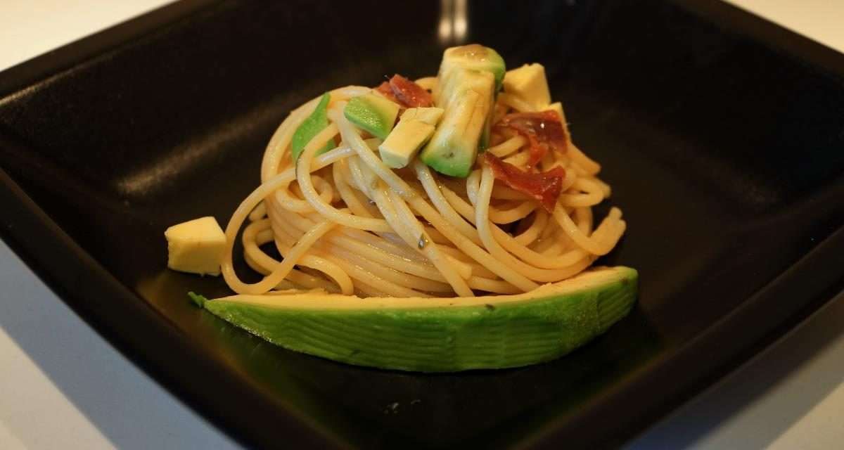 Pasta avocado acciughe e capperi