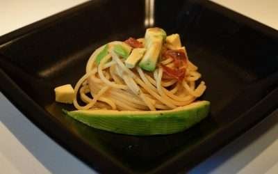 Pasta avocado acciughe e capperi