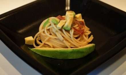 Pasta avocado acciughe e capperi