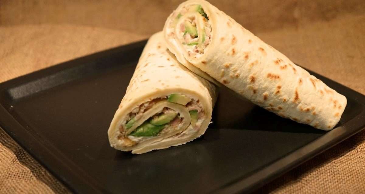 Wrap di tonno e avocado la piadina morbida al latte che si arrotola senza rompersi