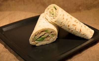 Wrap di tonno e avocado la piadina morbida al latte che si arrotola senza rompersi