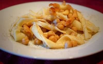 Ciceri e tria pasta fritta con ceci cantata da Orazio