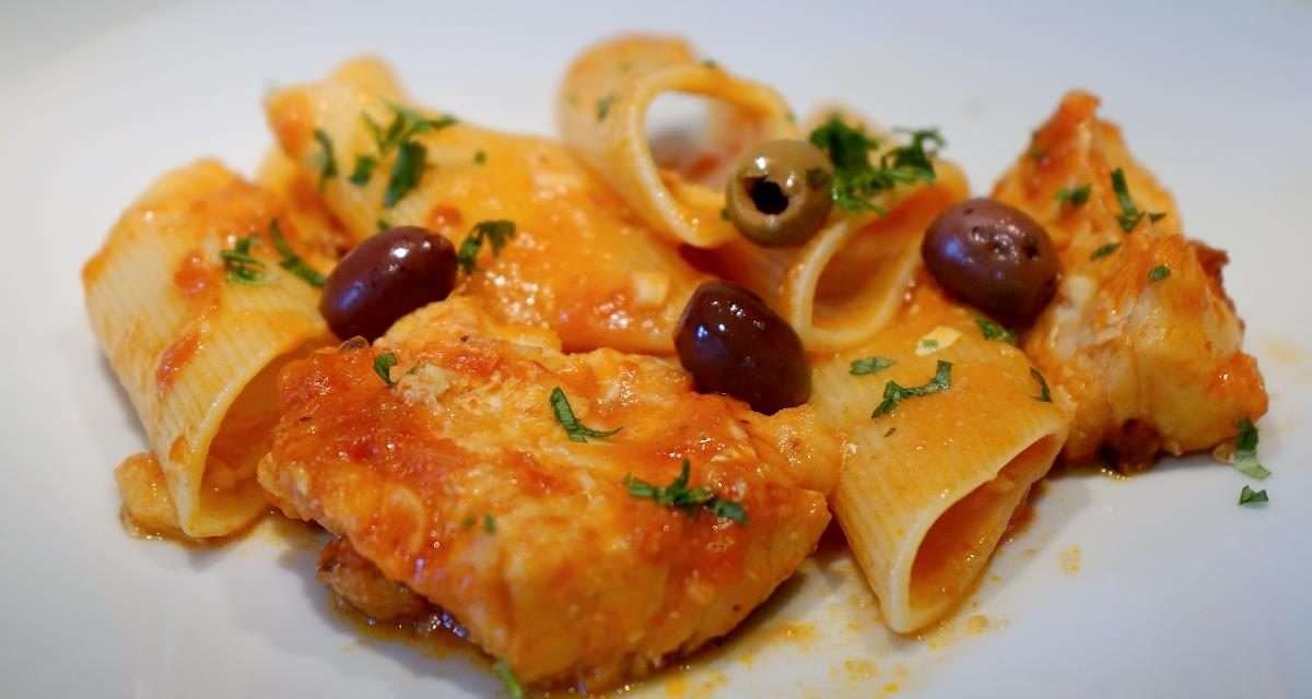 Pasta con baccalà e olive il primo delle grandi occasioni dei menù di natale e capodanno