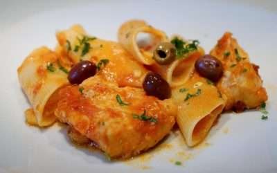 Pasta con baccalà e olive il primo delle grandi occasioni dei menù di natale e capodanno