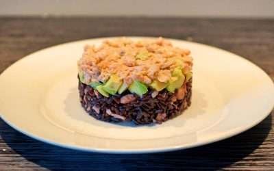 Riso venere con salmone e avocado