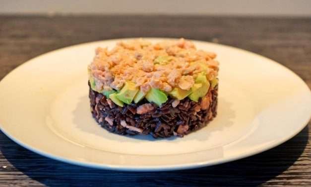 Riso venere con salmone e avocado