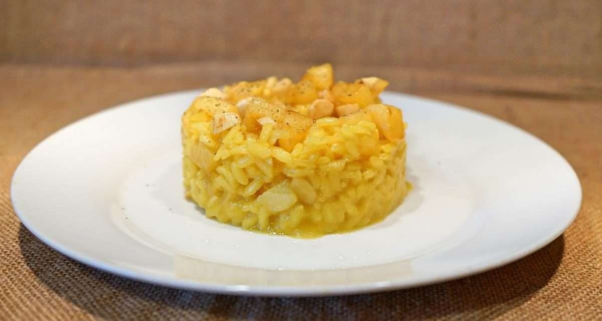 Risotto con ananas zafferano e mandorle