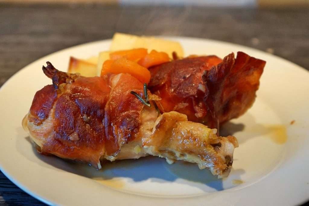 Cosce di pollo e speck con patate al forno - Farine Speciali
