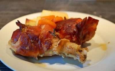 Cosce di pollo e speck con patate al forno