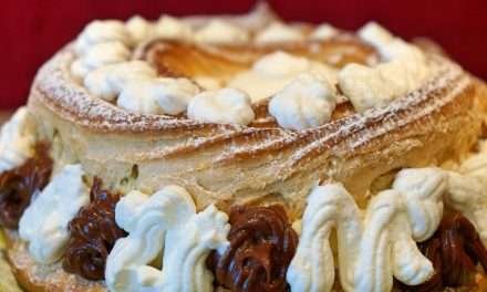 Torta zeppola gigante con crema chantilly