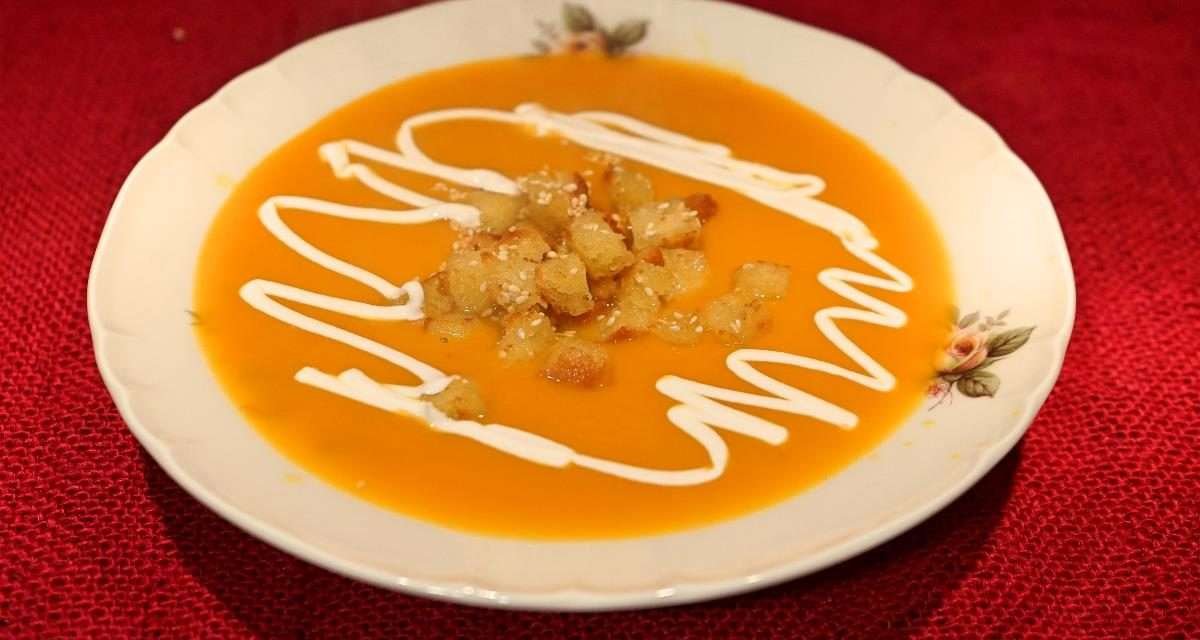 Vellutata di zucca ricetta per cena facile e sfiziosa