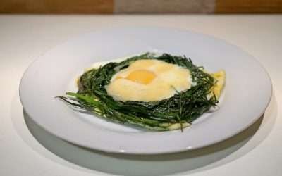 Nidi di agretti e uova al forno, sfizio sulla tavola di Pasqua