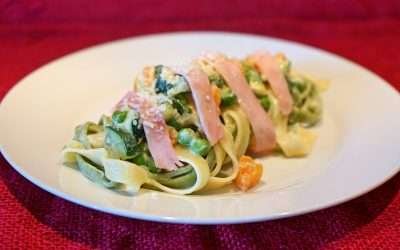 Paglia e fieno con prosciutto piselli e panna