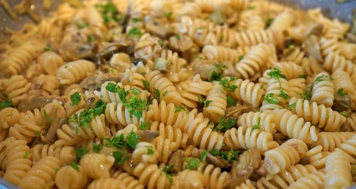 Pasta carciofi e tonno cremosa e veloce