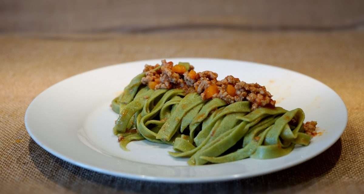 Pasta verde agli spinaci fatta in casa, formato tagliatelle