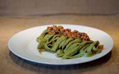 Pasta verde agli spinaci fatta in casa, formato tagliatelle
