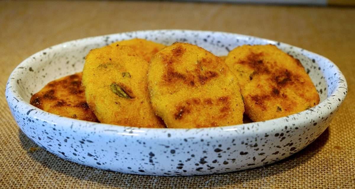 Sedano rapa e curcuma, ricetta per gustose schiacciatine vegan