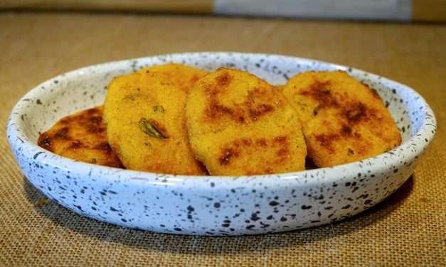 Sedano rapa e curcuma, ricetta per gustose schiacciatine vegan