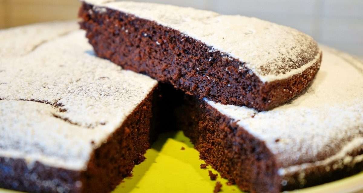 Torta di castagne e nocciole al cioccolato