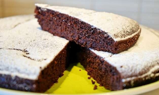 Torta di castagne e nocciole al cioccolato