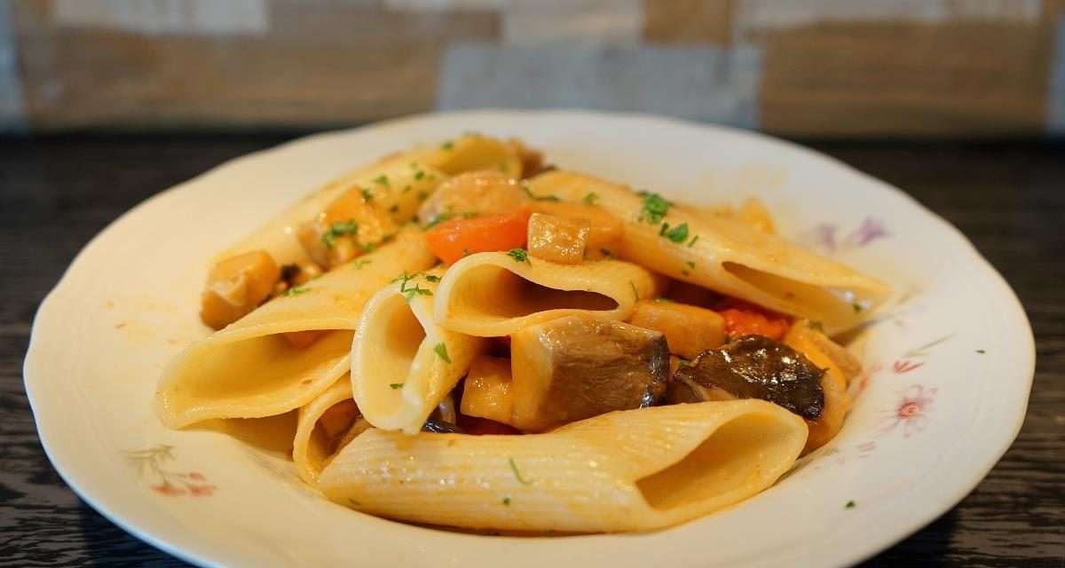 Pasta con funghi cardoncelli e pomodorini