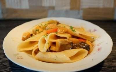 Pasta con funghi cardoncelli e pomodorini