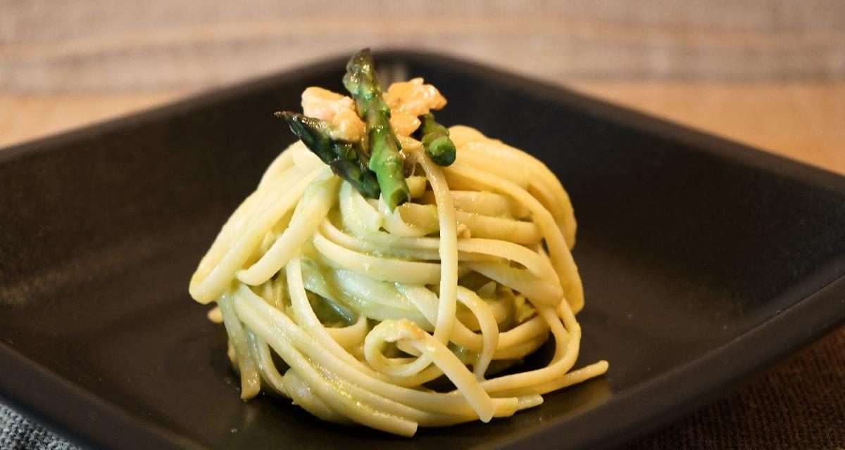 Pasta crema di asparagi e salmone stuzzicante