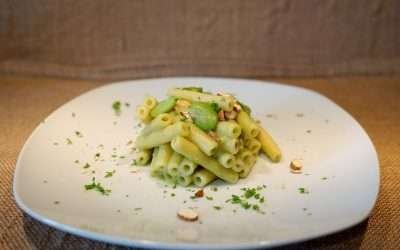Pasta con crema di fave e mandorle ricetta vegan