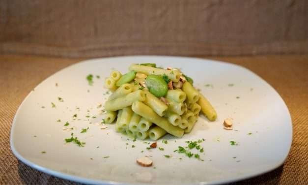 Pasta con crema di fave e mandorle ricetta vegan