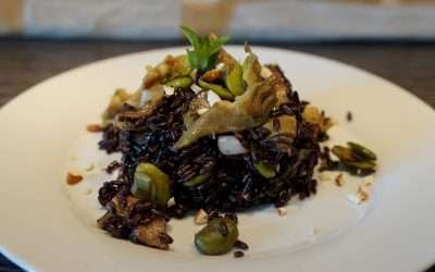 Riso venere con fave e carciofi freschi