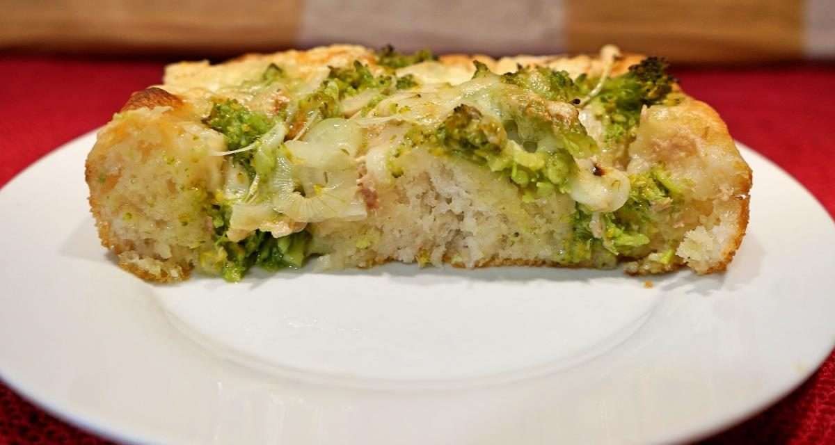 Focaccia broccoli, tonno e cipolla alta e soffice