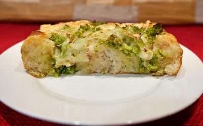 Focaccia broccoli, tonno e cipolla alta e soffice