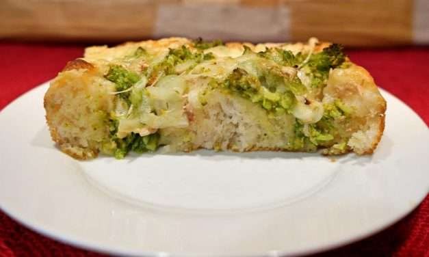 Focaccia broccoli, tonno e cipolla alta e soffice