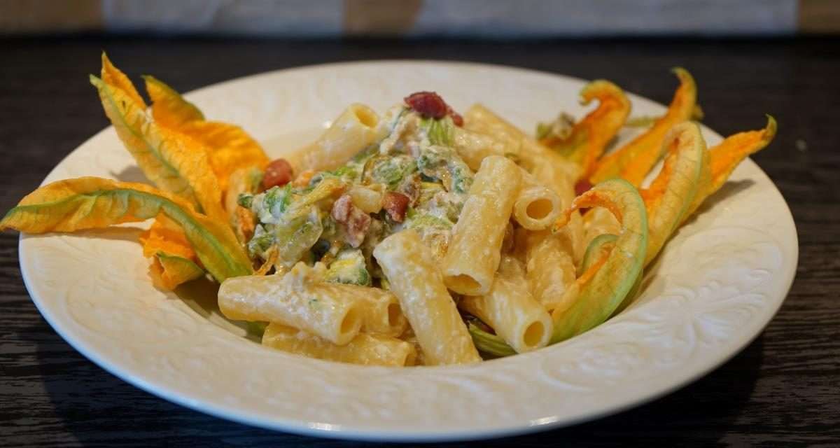 Pasta ai fiori di zucchina e pancetta, cremosa e delicata