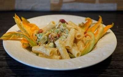 Pasta ai fiori di zucchina e pancetta, cremosa e delicata
