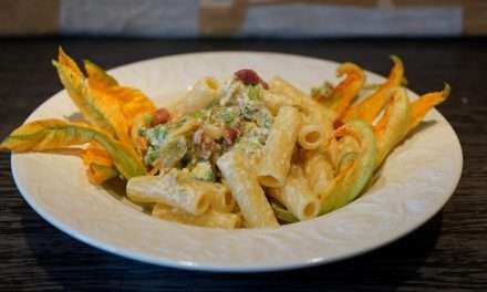 Pasta ai fiori di zucchina e pancetta, cremosa e delicata