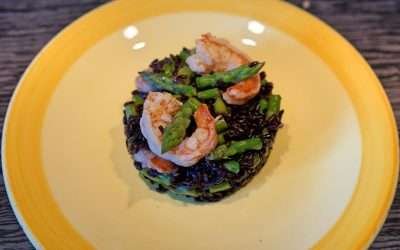 Riso venere gamberi e asparagi aromatico e raffinato