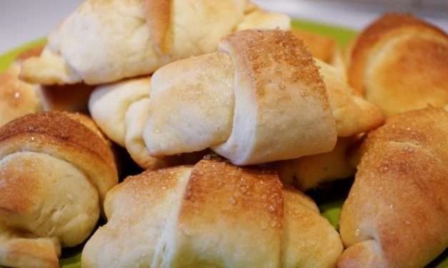 Cornetti di pasta brioche alla crema sofficissimi e con lievito madre