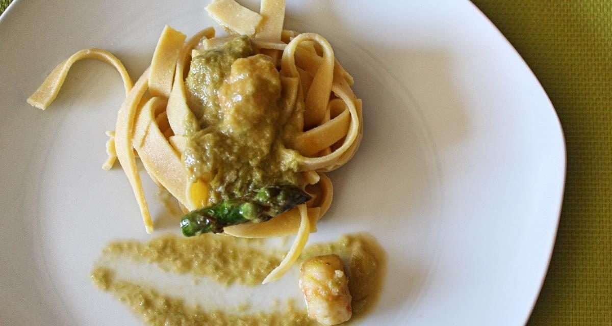 Pasta crema di asparagi e gamberi per condire delle tagliatelle speciali