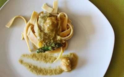 Pasta crema di asparagi e gamberi per condire delle tagliatelle speciali