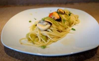Spaghetti cozze e friggitelli un piatto classico tra terra e mare
