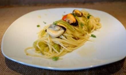 Spaghetti cozze e friggitelli un piatto classico tra terra e mare