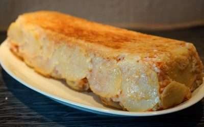 Riso al forno con pomodoro fresco e patate, piatto estivo delizioso