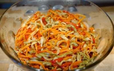 Melanzane e peperoni a crudo con cipolla e carote: un contorno sott’ olio fatto in casa senza paura