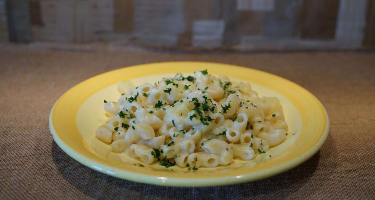 Pasta con crema di patate, latte e formaggio pecorino