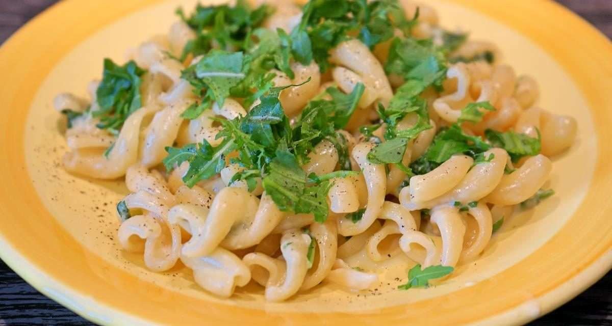 Pasta con stracchino e rucola gustosa e veloce