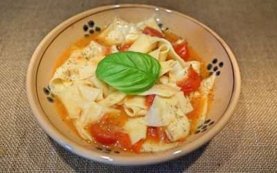 Pasta fresca cotta nel pomodoro – massa salentina, la pasta che si mangia con cucchiaio e forchetta