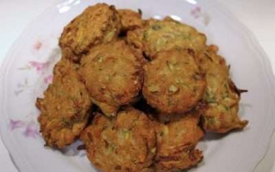 Frittelle di zucchine greche: Kolokythokeftedes con feta e yogurt greco