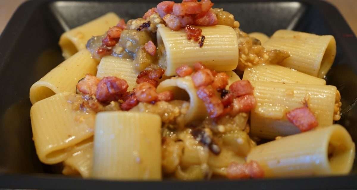 Pasta con melanzane e pancetta in bianco, primo piatto super goloso